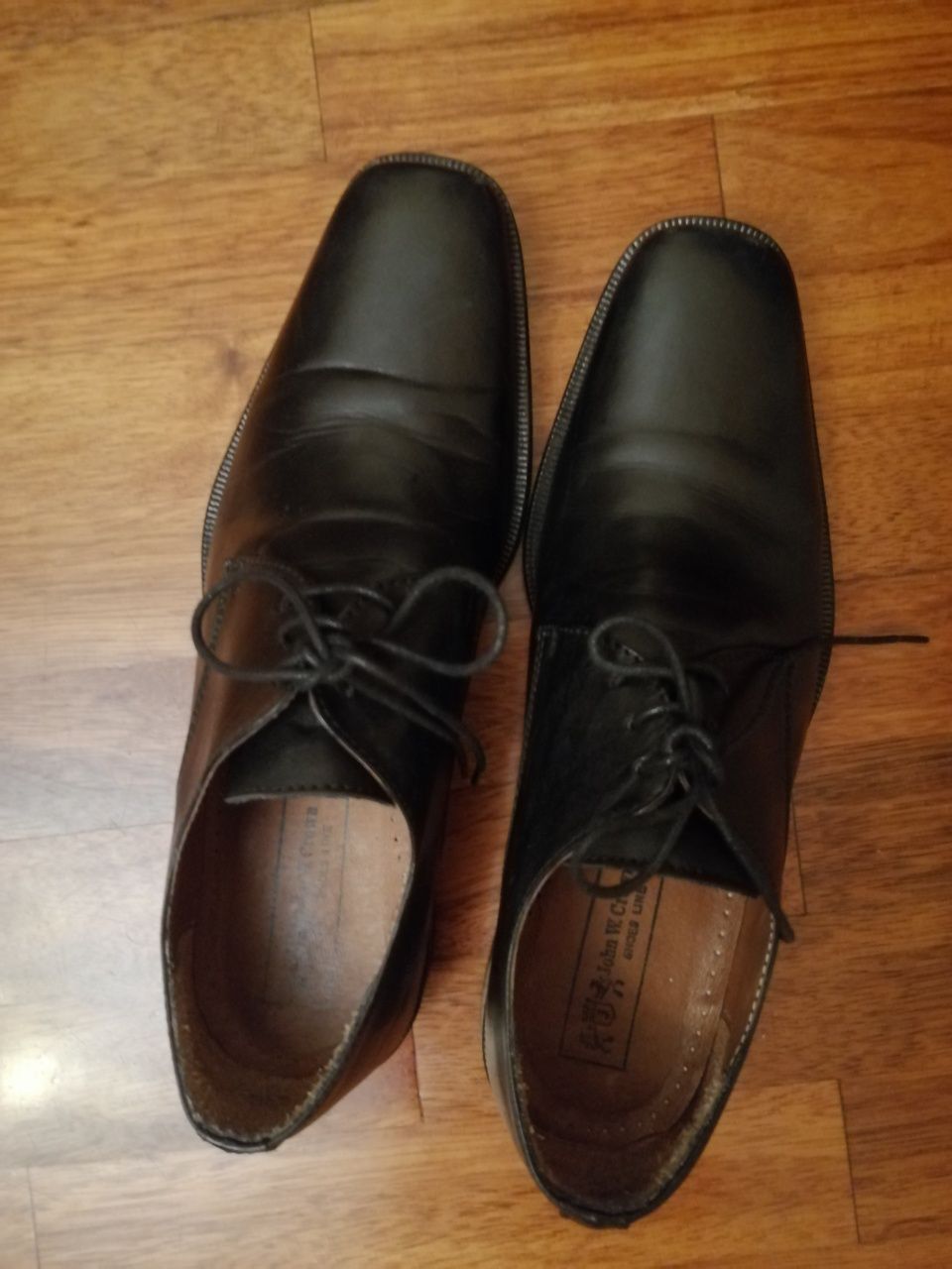Sapatos de homem em pele com sola de couro