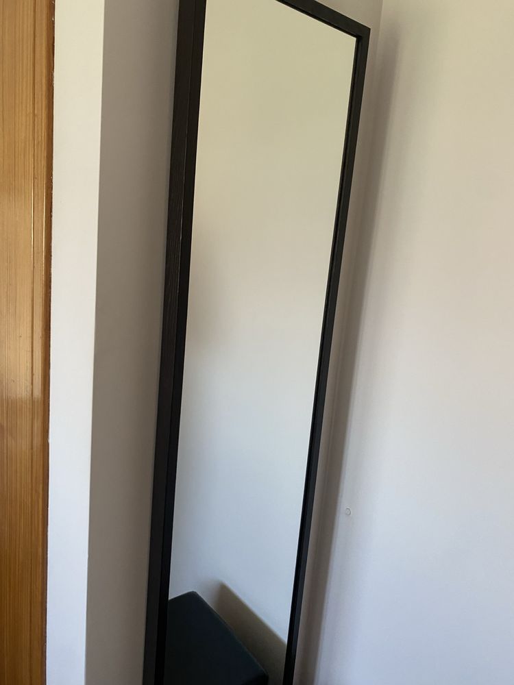 Quarto de casal em madeira, cama, mesas de cabeceira, camiseiro e esp