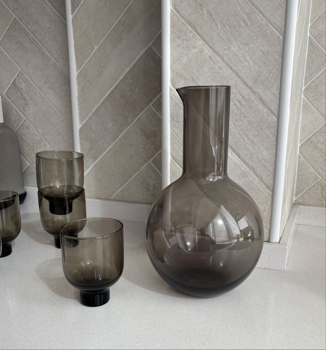 6 copos e jarro cinza H&M