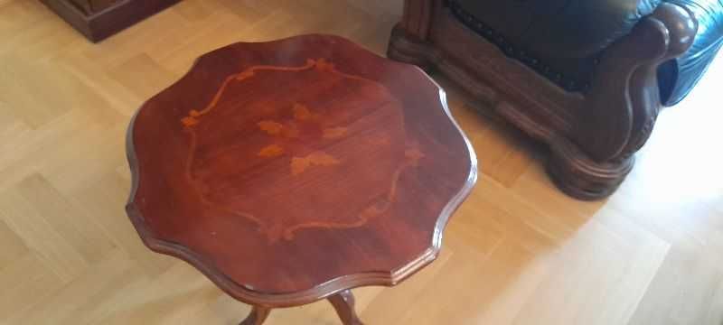 Stół drewniany plus krzesła