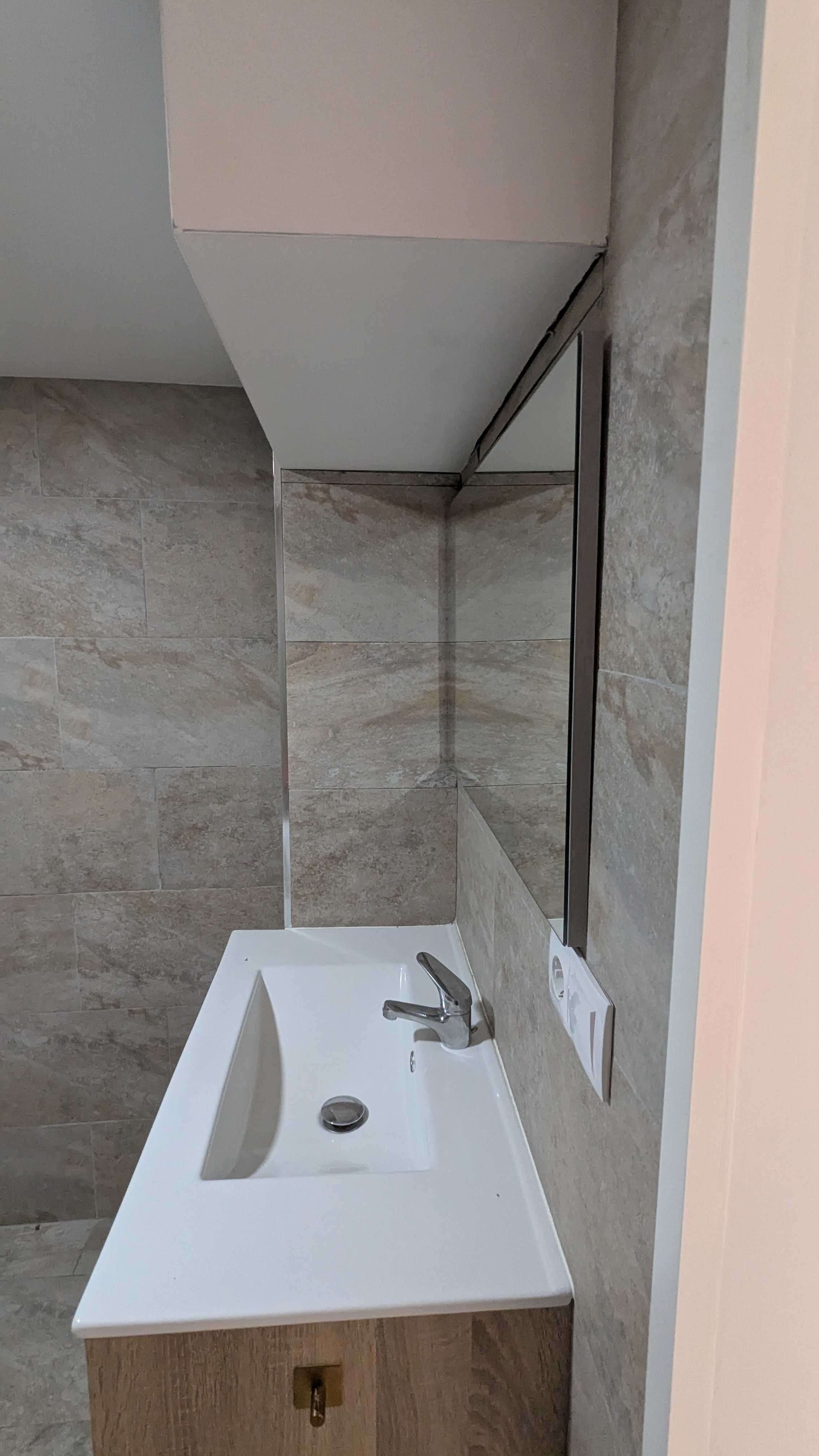 Vendo 2x armários de casa de banho da parede com lavatório e torneiras