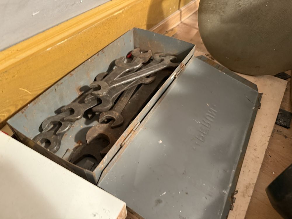 Zestaw kluczy płaskich PRL w metalowej skrzynce