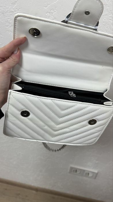 Продам гарну жіночу сумку білу на ланцюжку, вмістка , дешево