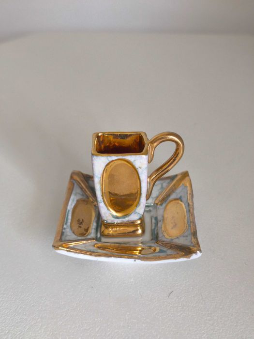 Pequena chávena em porcelana branca pintada à mão