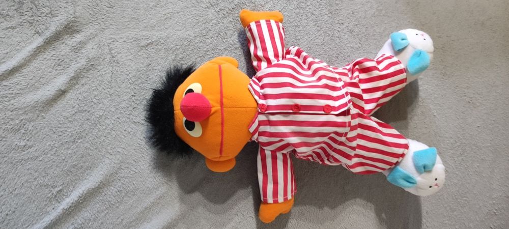 Ernie Ulica Sezamkowa Tyco Maskotka Mówiąca 45 cm