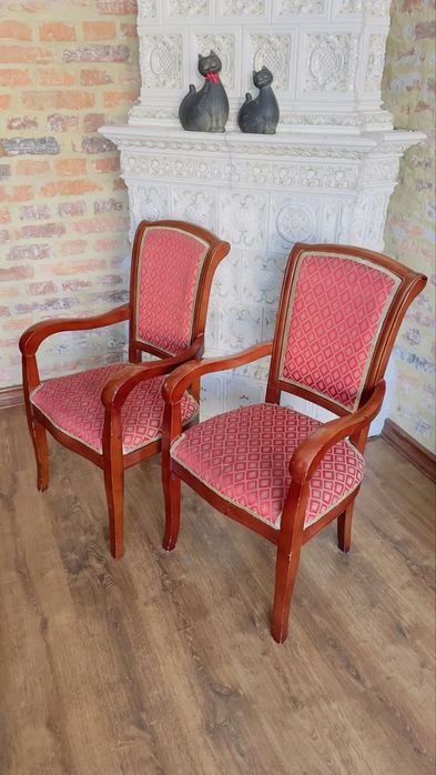 Stylowe tapicerowane krzesła z litego drewna.