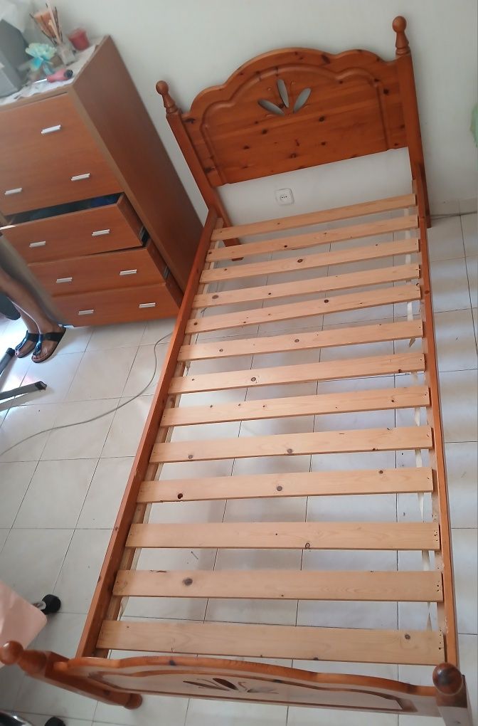 Cama de solteiro com estrado e colchão