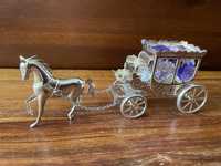 Figurka dekoracyjna z kryształkami „ kareta z koniem”