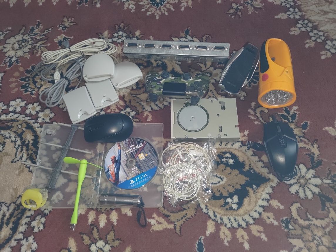 Лот з електроніки в асортименті Sony PS4 Grundig