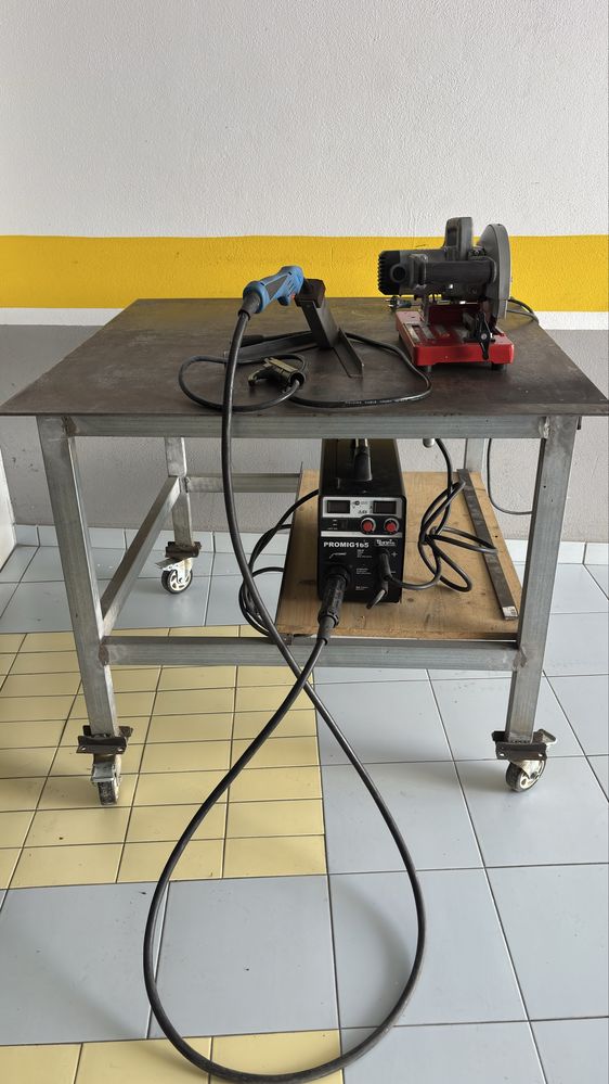 Vendo mesa de solda com tampo em ferro de 4mm.