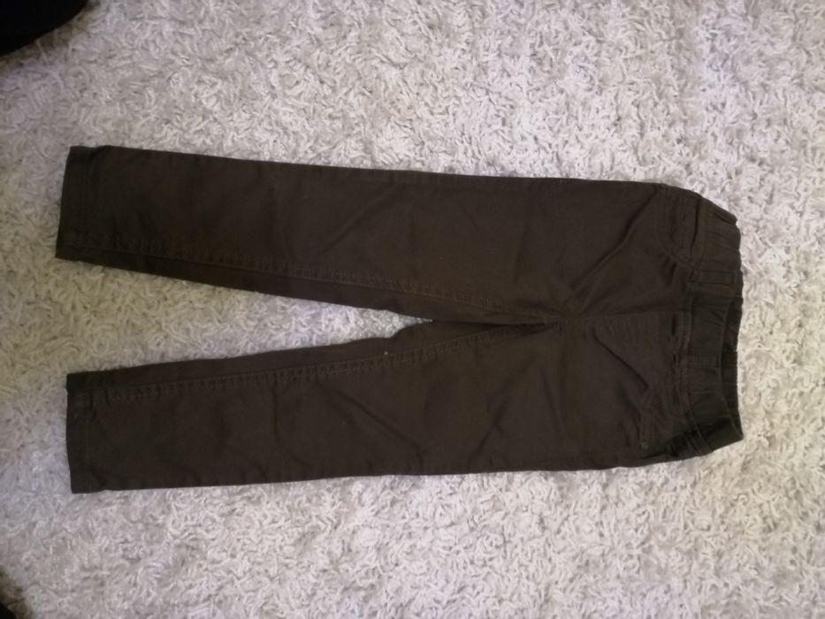 Spodnie khaki kolor zieleń ciemna rurki Reserved 104