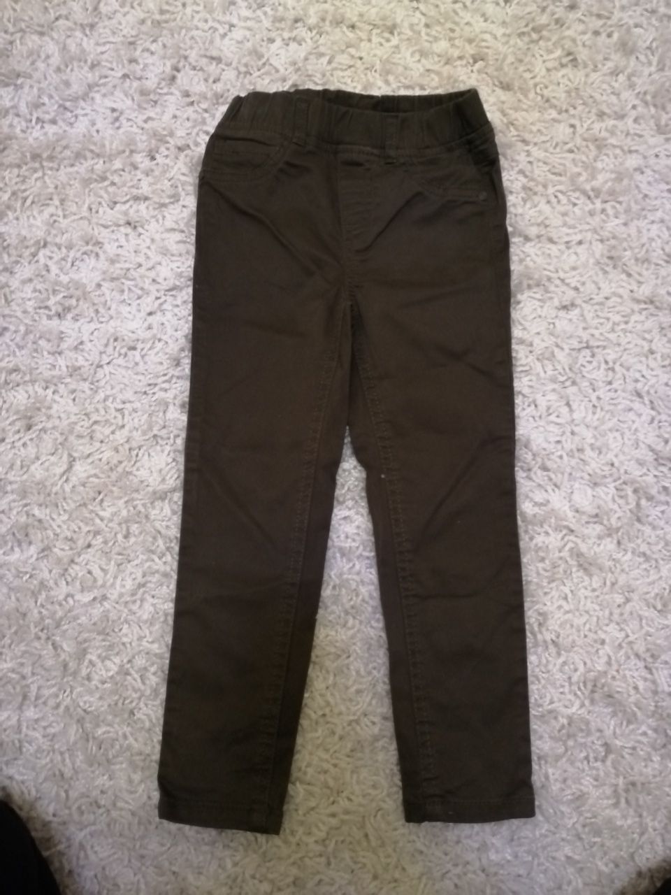 Spodnie khaki kolor zieleń ciemna rurki Reserved 104