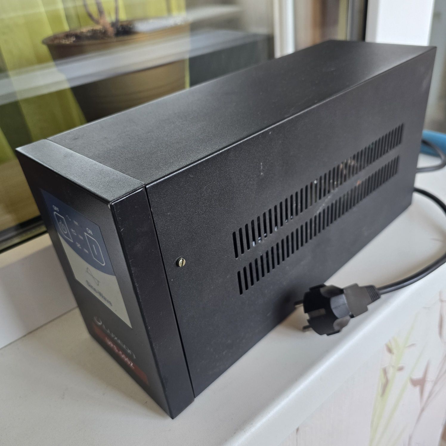 Джерело безперебійного живлення Luxeon UPS-500Z 300W / Інвертор Luxeon