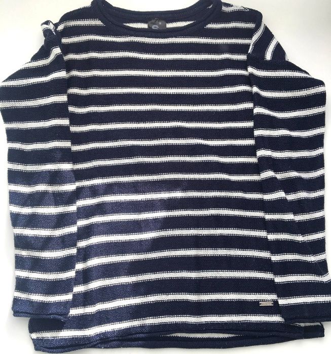 Granatowy sweter w paski