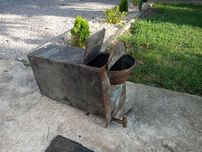Zabytkowy miedziany podgrzewacz wody z pieca kaflowego.