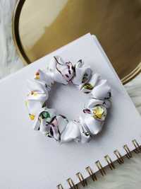 Biała gumka scrunchie w kwiatowy wzór