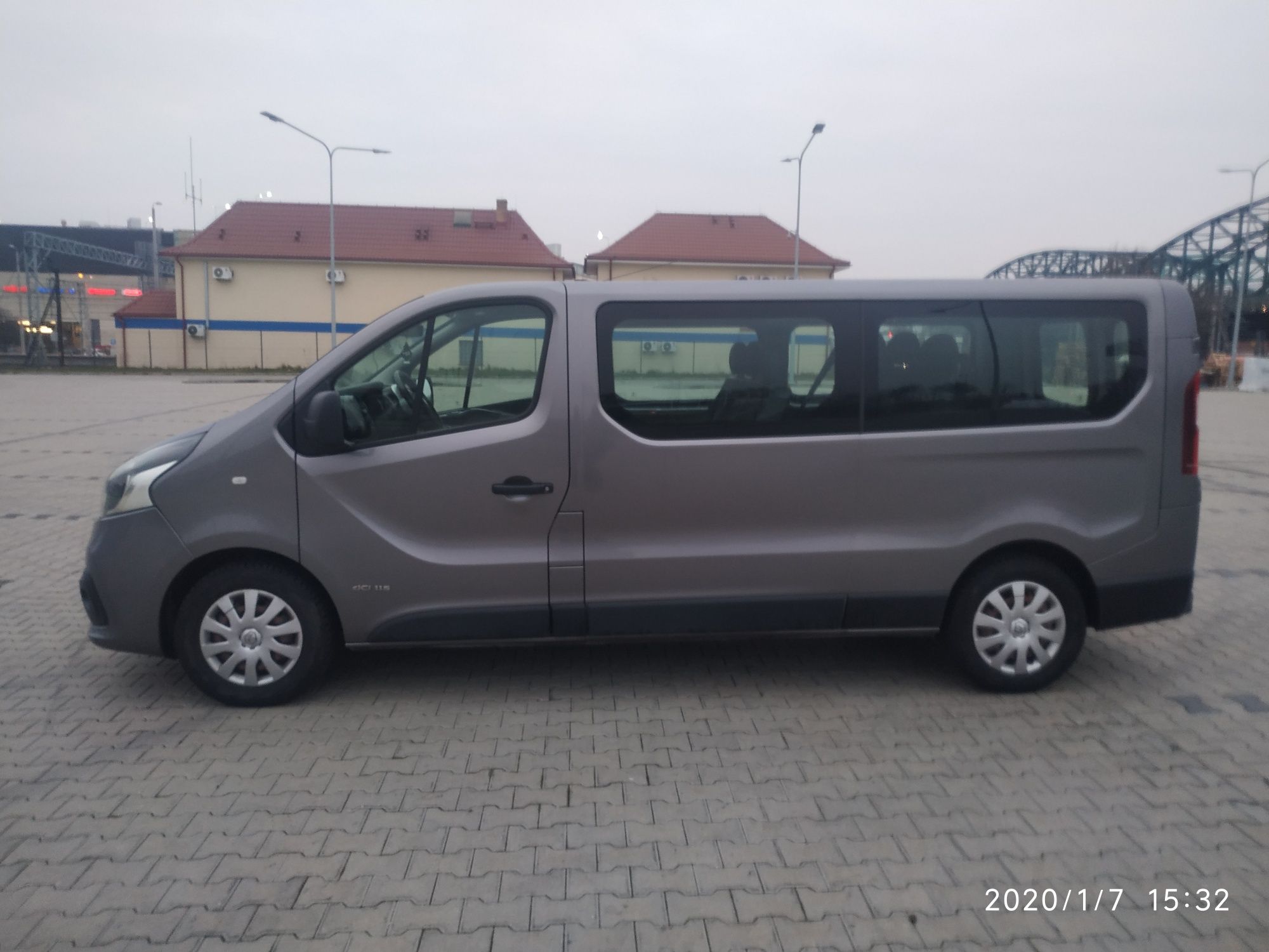 Wynajem bus 9 osobowy LONG Renault Trafic Wypożyczenie