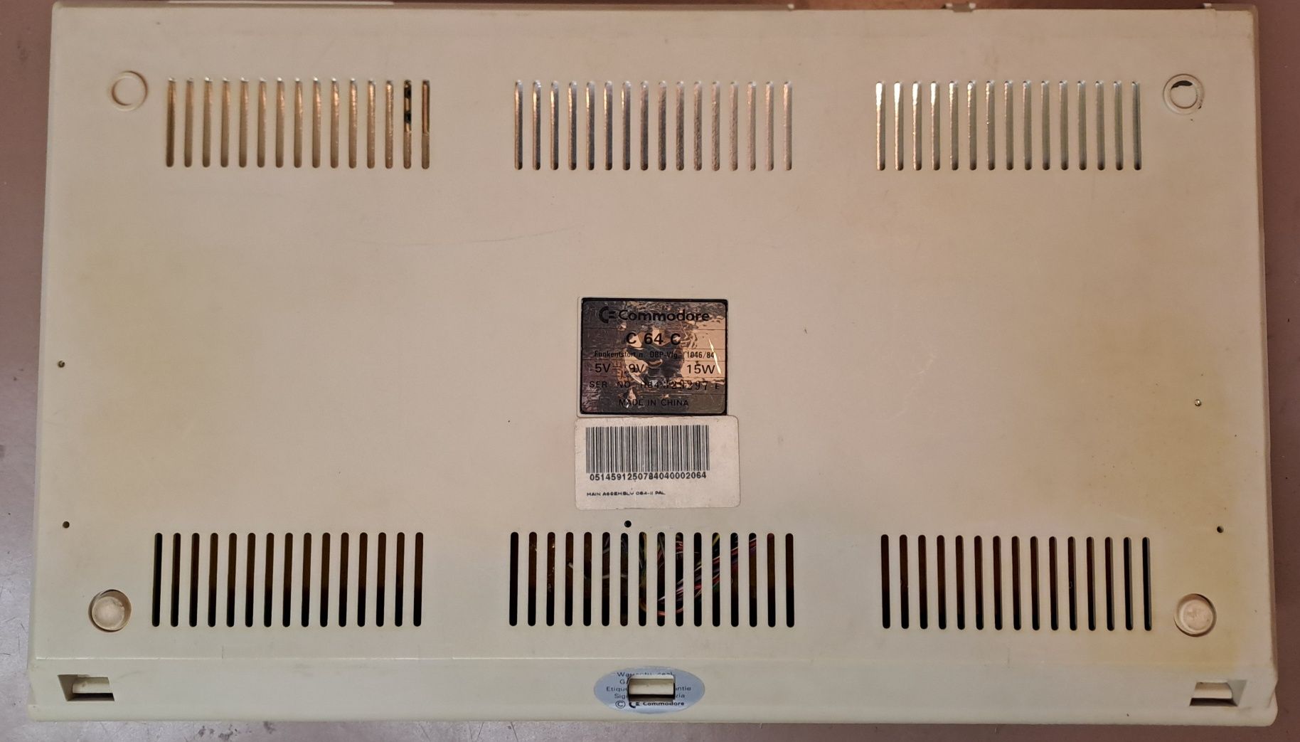 Commodore C64 z zasilaczem