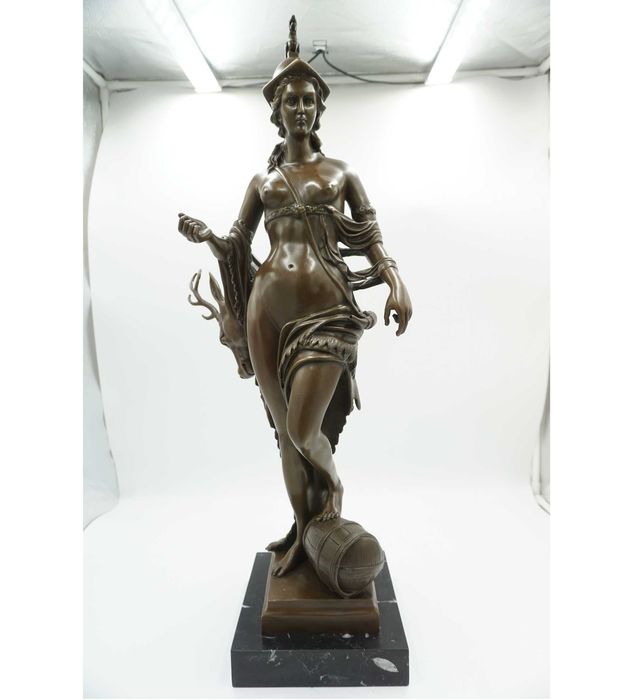 DUŻA figura z brązu diana bogini łowów owinięta skórą jelenia