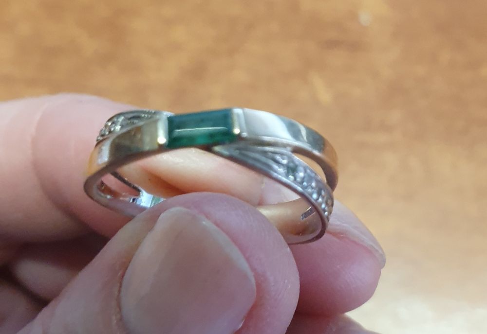 Pierścionek złoty z diamentami i szmaragdem - złoto 14 karat