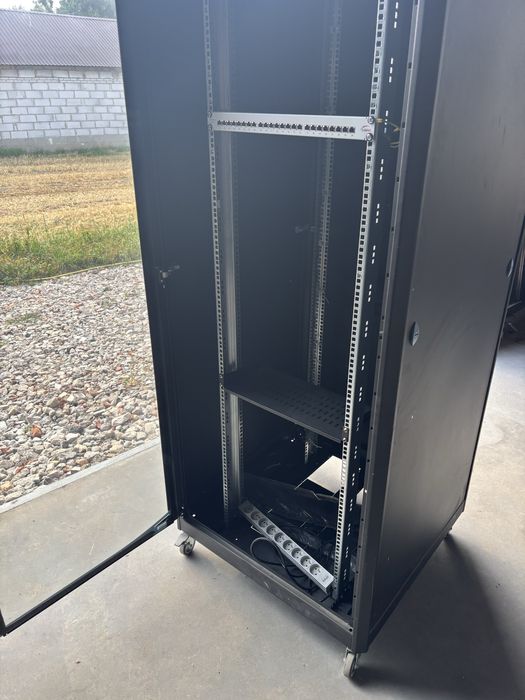 Szafa serwerowa kluczyk koła