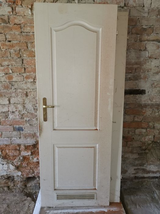 Zestaw 8 szt. drzwi wewnętrznych z klamkami, zamkami. OPIS