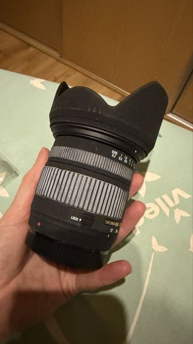 Sigma DC 17-70mm f/2.8-4.5 dla Sony – sprawny, z osłoną i dekielkami