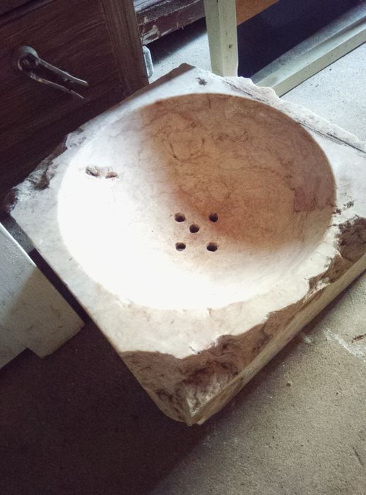 Pia antiga em mármore