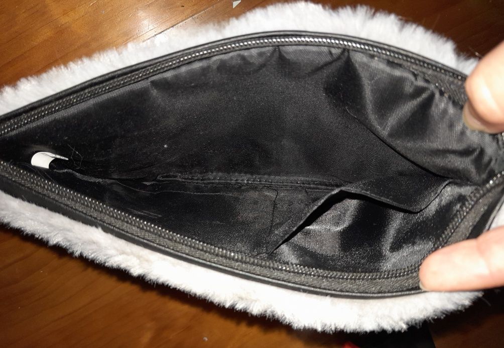 Bolsa nova com pêlo e pompons