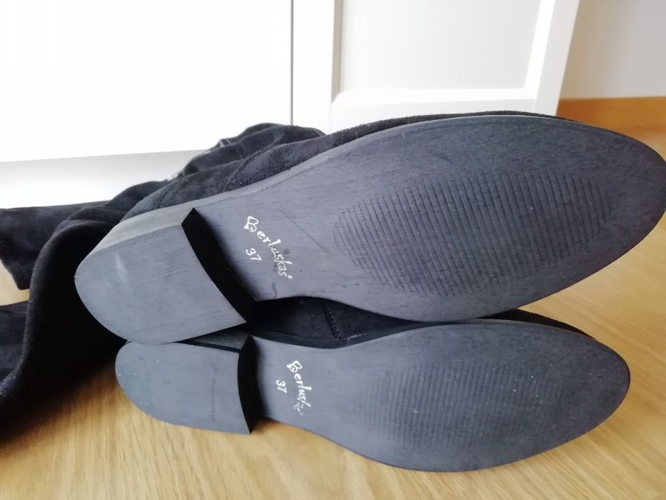 Botas de cano alto em camurça. Novas. Não perca!