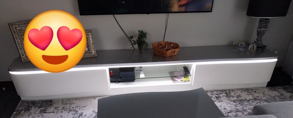 Móvel TV branco, lacado com tampa cinza e iluminação
