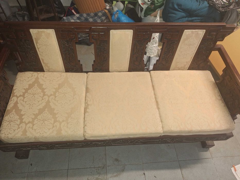 Sofa em madeira maciça,  perfeito para quem gosta de antiguidades