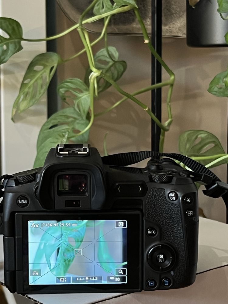 Canon EOS R z obiektywem 50mm F1.8 z ładowarką