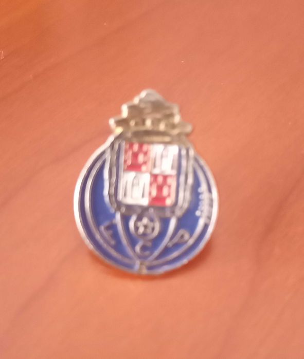 Vendo 4 pins antigos