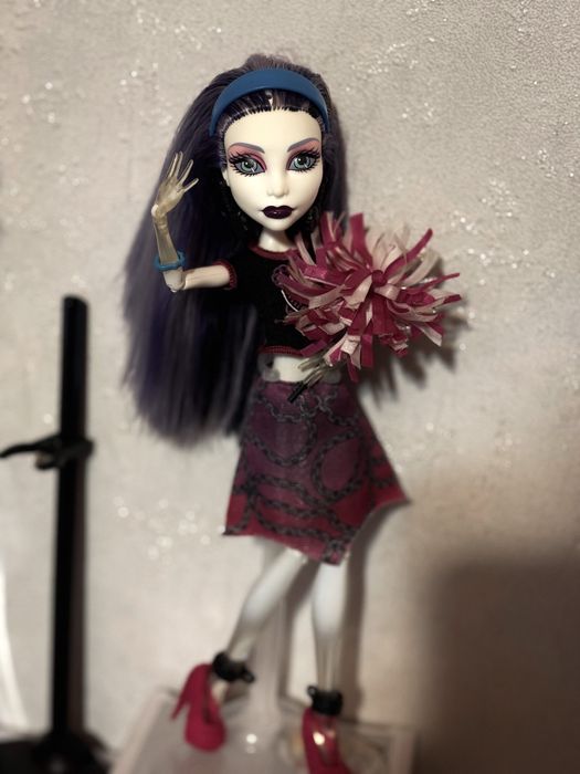 Лялька монстер хай Спектра вболівальниця