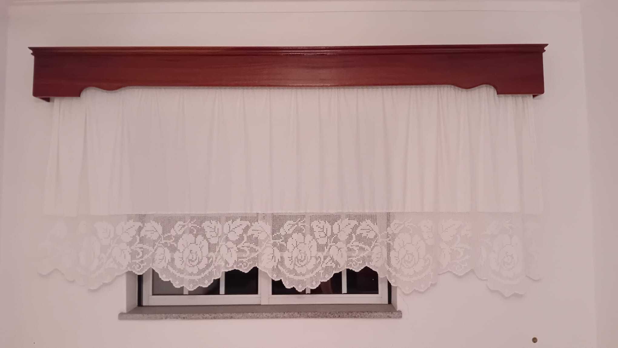 Sanefa em madeira com cortinados