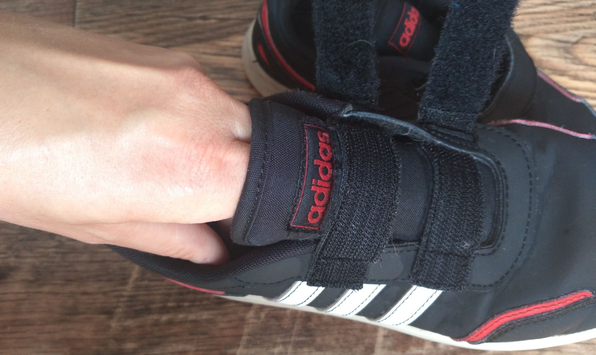 Czarne buty adidas czerwone wstawki chłopięce 31