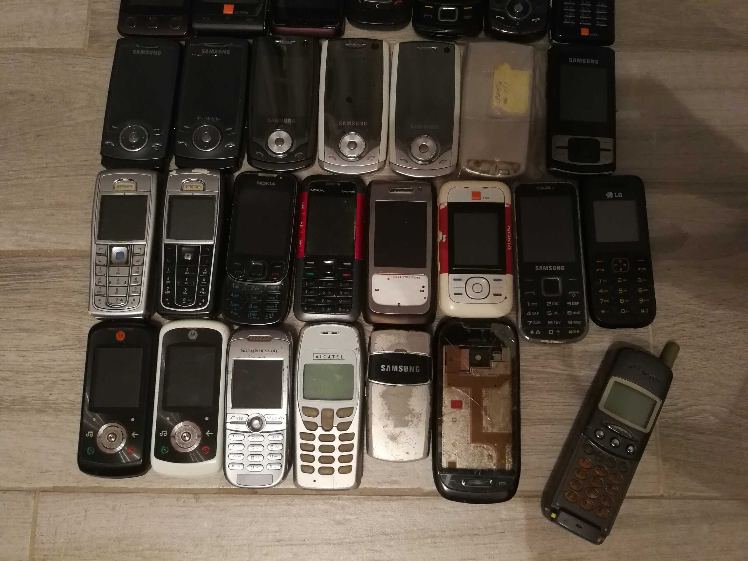 Pakiet telefonów komórkowych starszego typu Nokia