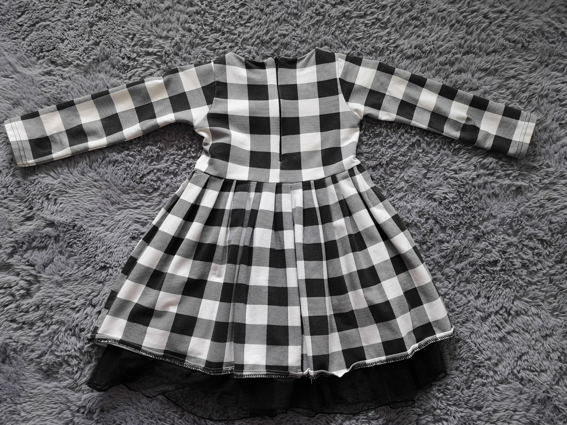 Sukienka czarno-biała w kratke rozmiar 122