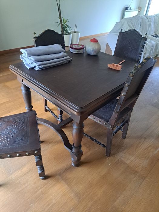 Conjunto mesa e cadeiras