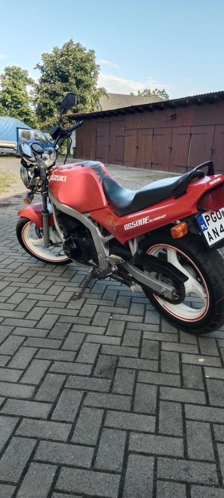 Czerwony motocykl Suzuki GS 500