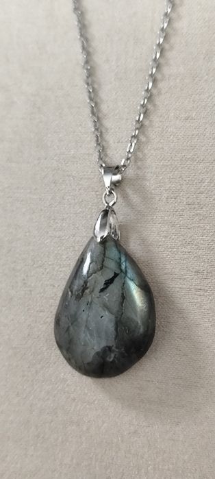 Colar em aço inoxidável com gota em Labradorita