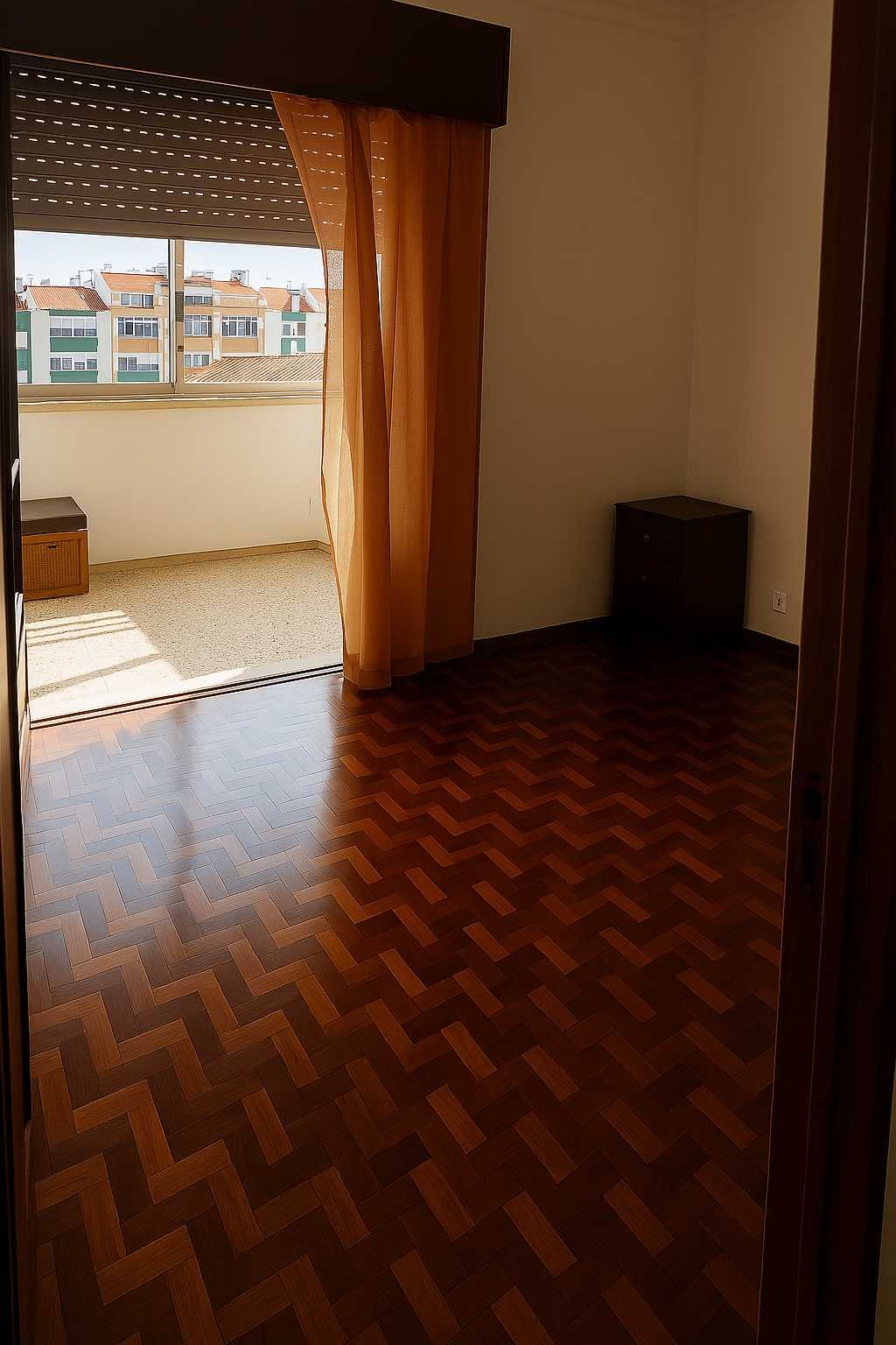 Duplex T4 com 2 Wc's e terraço, junto à Estação de Rio de Mouro