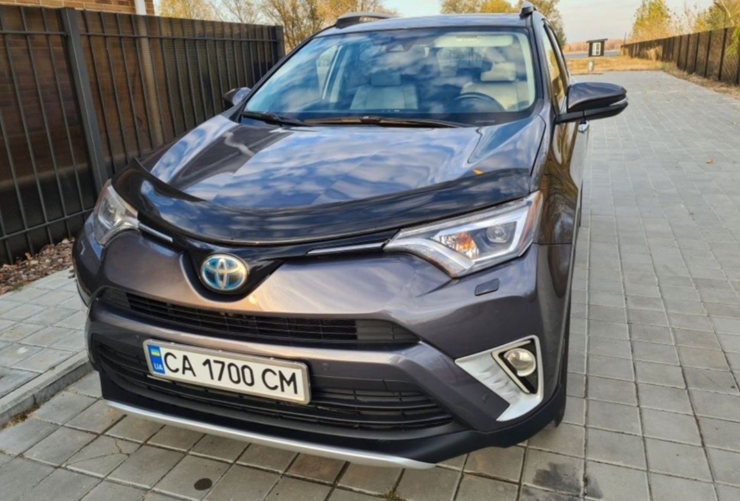 Toyota RAV4 2.5
Дуже надійний автомобіль, повний приві