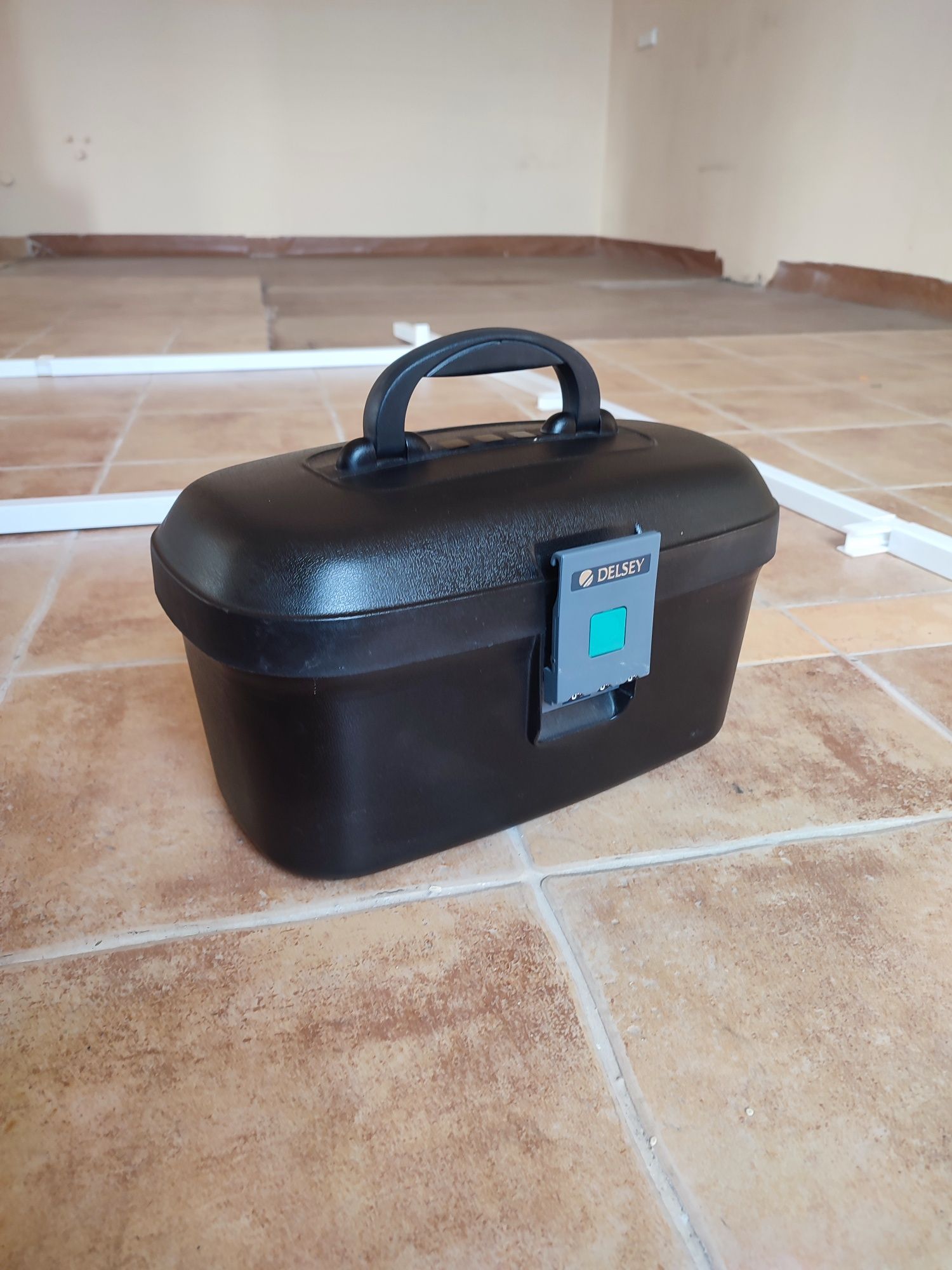 Kuferek na kosmetyki Delsey