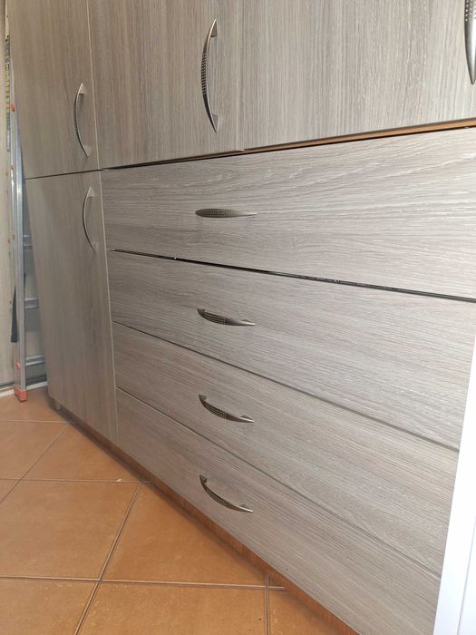 Funkcjonalna wysoka szafa z półkami i szufladami