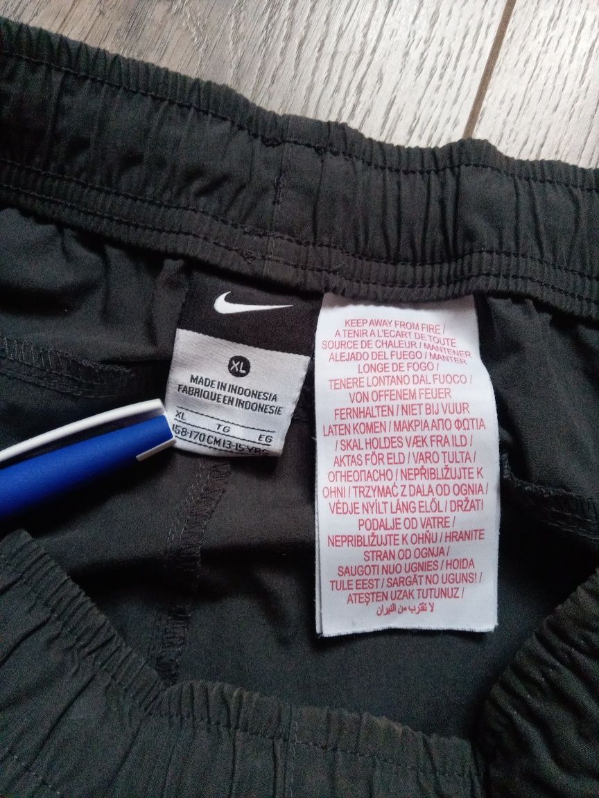 Широкие Nike винтаж шорты парашюты
