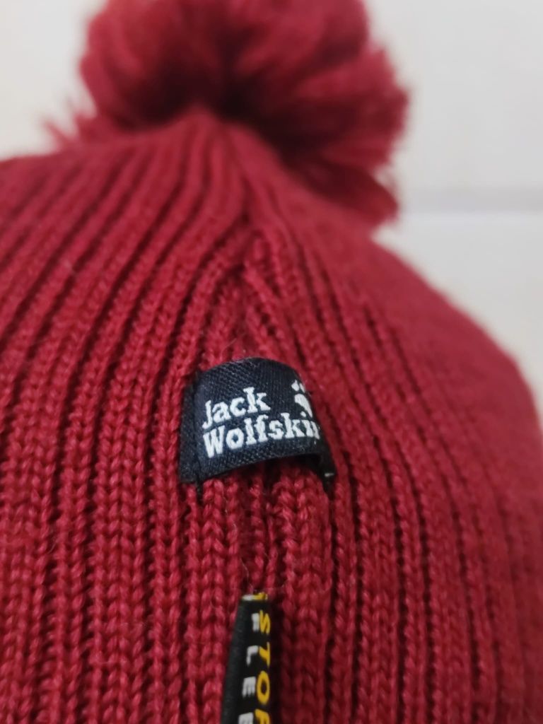 Czapka damska bordowa czerwona zimowa z frędzlami Jack Wolfskin classi