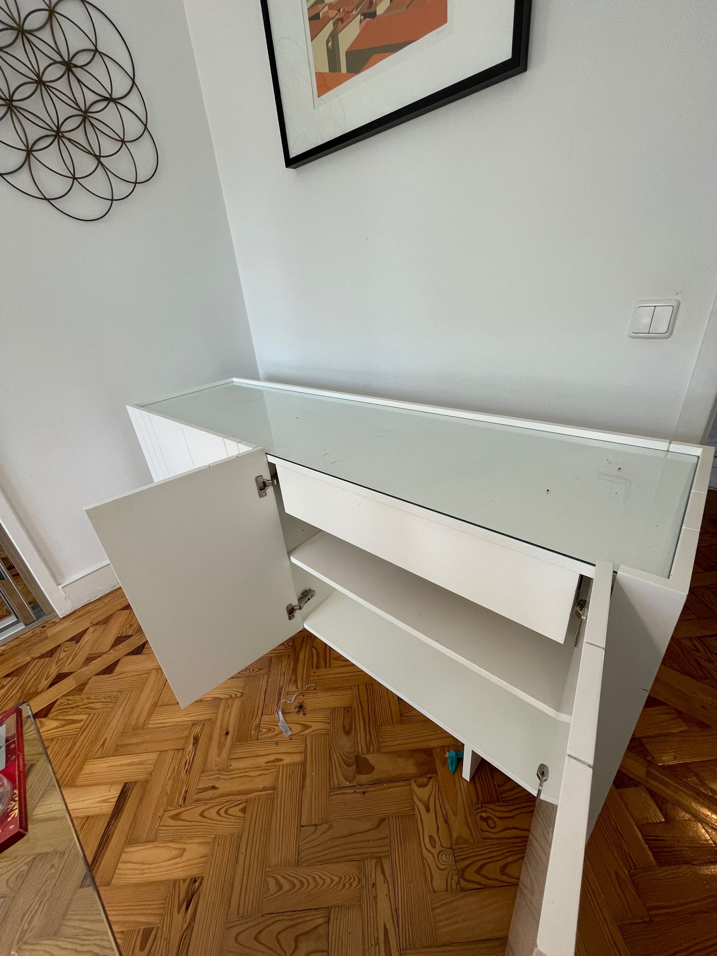 Aparador laçado a branco