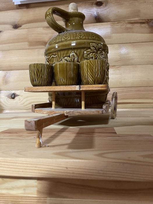 Візок з глечиком і рюмками і матрьошки